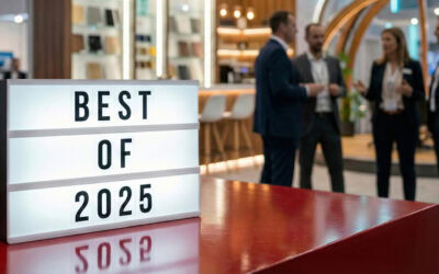 Ein hochwertiger Messestand mit Personen, vor dem eine Light-Box steht mit dem Text: „Best of 2025“