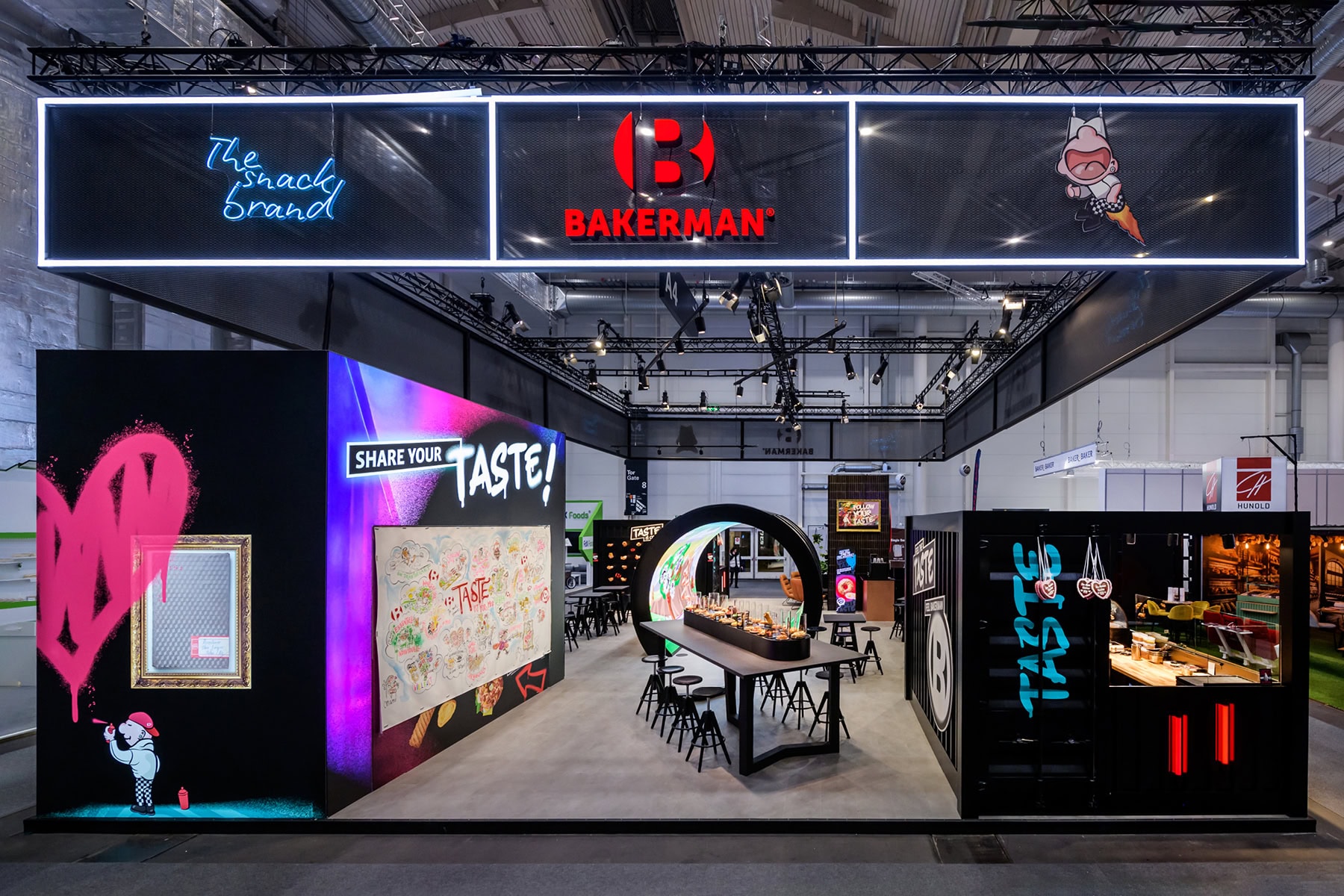 Messestand von Bakerman auf der Internorga 2025 in Hamburg – ganzheitliches Design mit LED-Tunnel und bewegten Inszenierungselementen.
