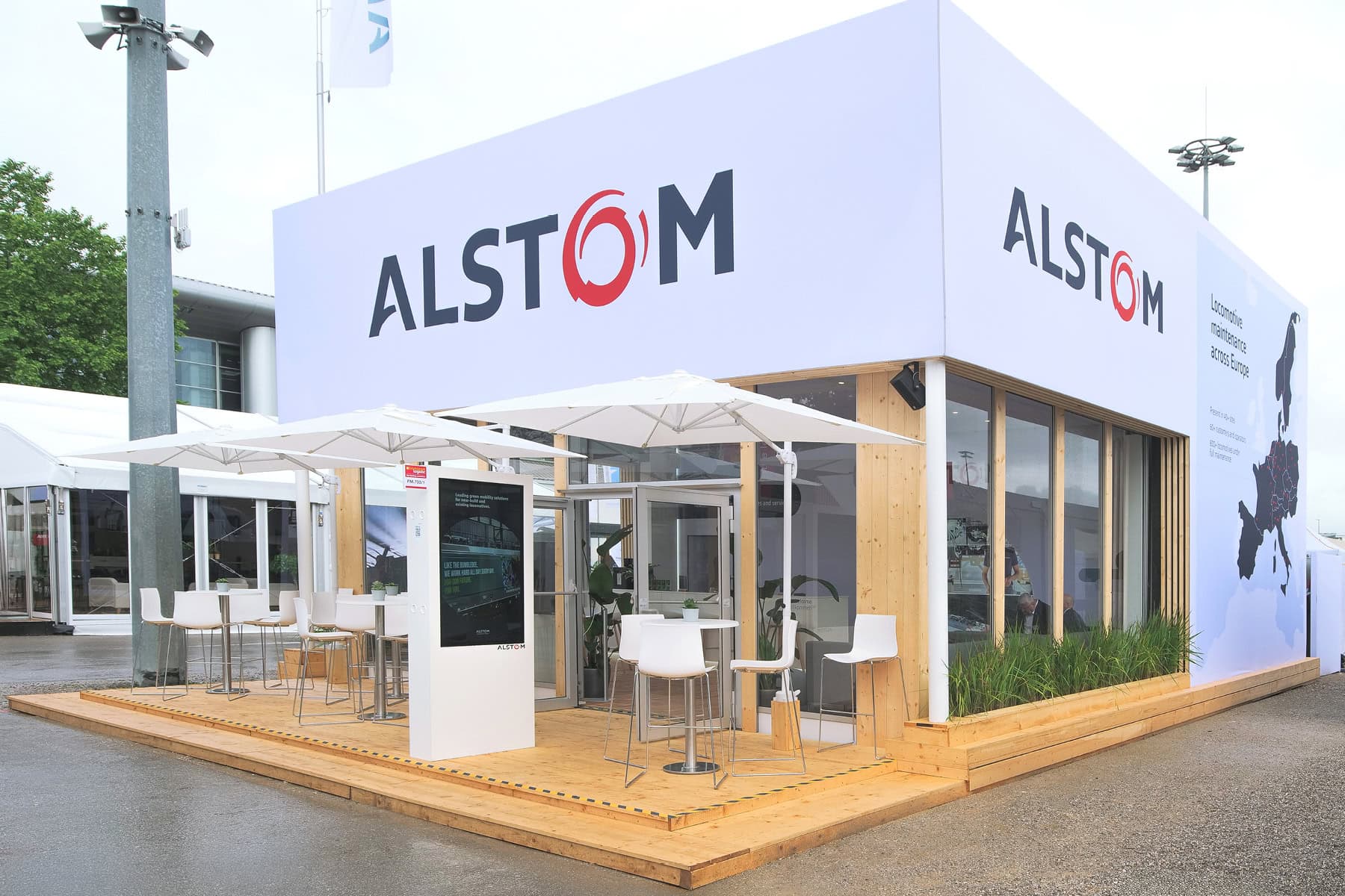 Outdoormessestand für Alstom auf der transport logistic 2025 in München – offene Architektur mit klarer Markenpräsenz.
