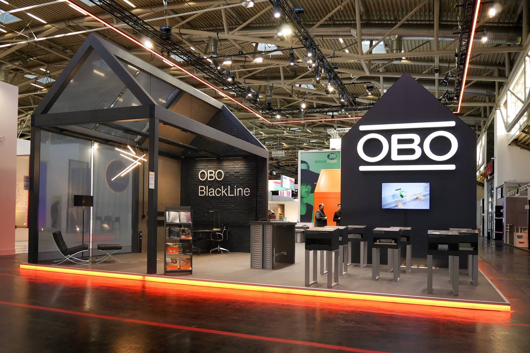 Messestand von OBO auf der BAU 2025 in München – modulare Architektur mit mehreren Themenhäusern zur vielseitigen Produktinszenierung.